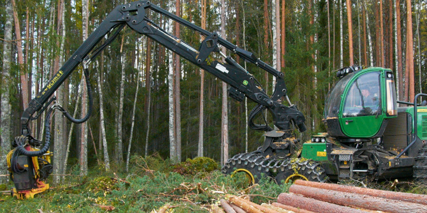 John Deere harvester in the forest. SCA Skog, SCA Forest Products. The photo is taken in Östavall, Sweden.John Deere skördare i skogen. SCA Skog, SCA Forest Products. Bilden är tagen i Östavall, Medelpad.