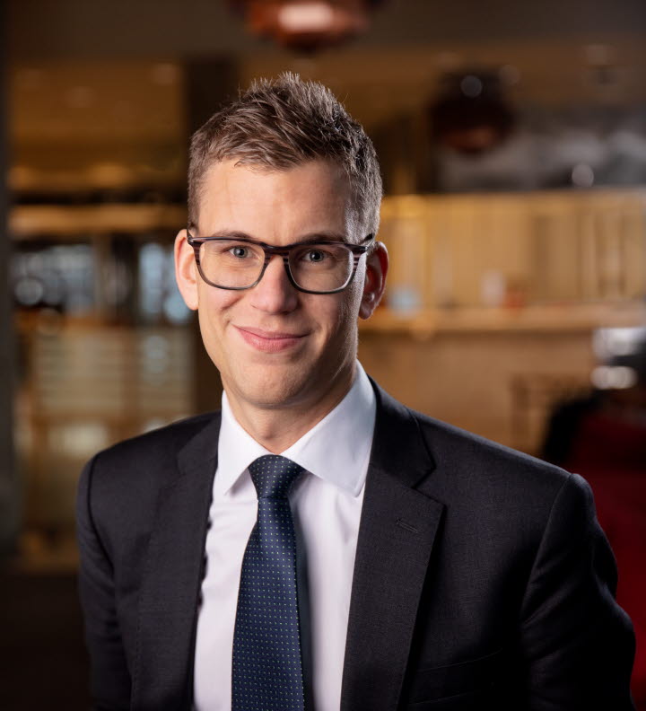 Andreas Ewerts, Investor relations director.