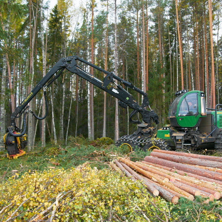John Deere harvester in the forest. SCA Skog, SCA Forest Products. The photo is taken in Östavall, Sweden.John Deere skördare i skogen. SCA Skog, SCA Forest Products. Bilden är tagen i Östavall, Medelpad.