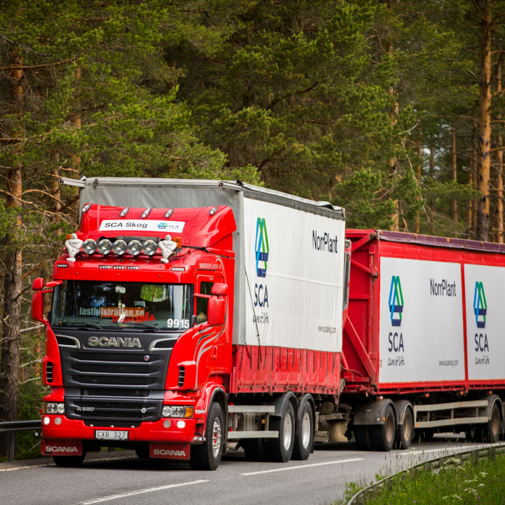 Leverans av plantor i skogen, lastbil, plantor, leverans, planttransport, transport av plantor, SCA Skog, NorrPlant, tree seedlings, delivery of seedlings in the forest, truck deliviering tree seedlings